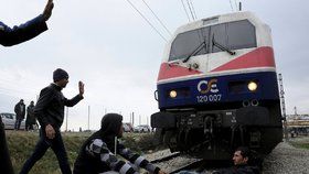 U hraničního přechodu Idomeni se dál hromadí tisíce uprchlíků. Jen malá část z nich má šanci dostat se na makedonské území.