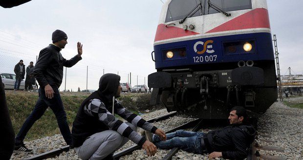 Migrantům došla trpělivost: Vlastními těly blokují vlaky na prahu Evropy