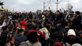 U hraničního přechodu Idomeni se dál hromadí tisíce uprchlíků. Jen malá část z nich má šanci dostat se na makedonské území.