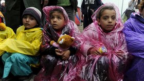 U hraničního přechodu Idomeni se dál hromadí tisíce uprchlíků. Jen malá část z nich má šanci dostat se na makedonské území.