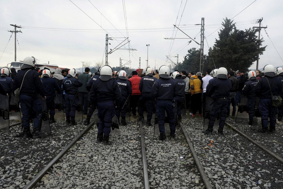 U hraničního přechodu Idomeni kvůli tomu na řecké straně čeká na 6500 běženců, nepustí je dál.