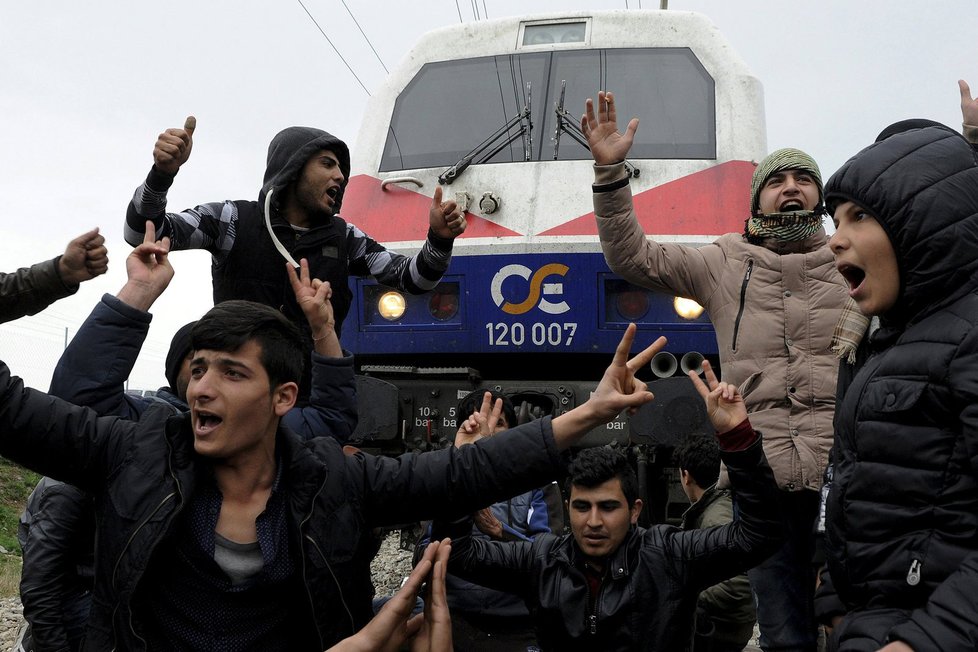 U hraničního přechodu Idomeni čekaly tisíce běženců.