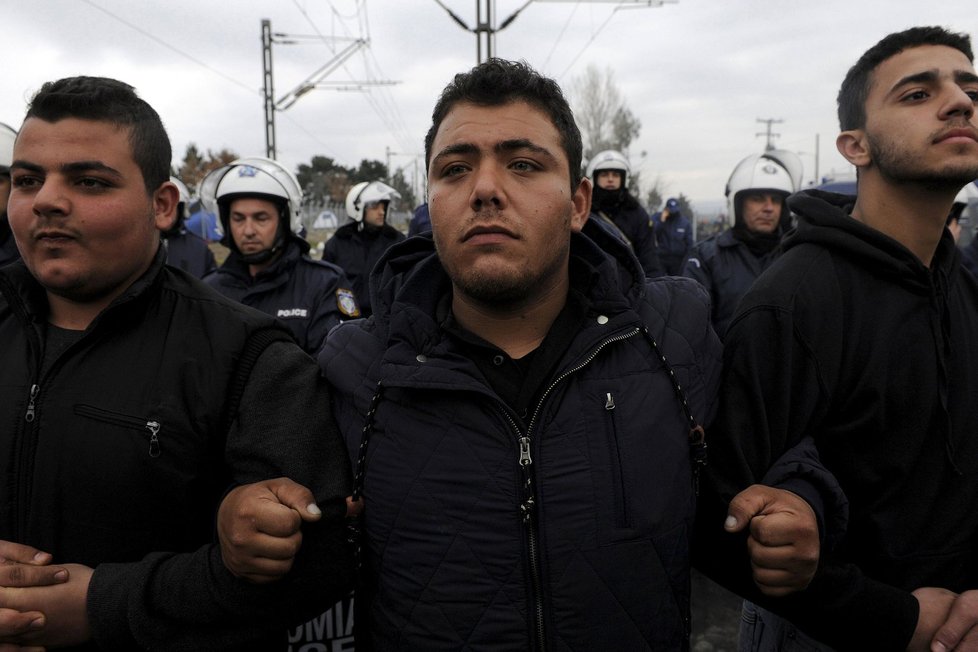 U hraničního přechodu Idomeni kvůli tomu na řecké straně čeká na 6500 běženců, nepustí je dál.