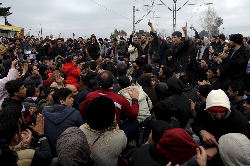 U hraničního přechodu Idomeni kvůli tomu na řecké straně čeká na 6500 běženců, nepustí je dál.