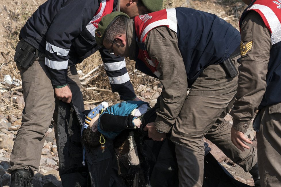 Na Egejském moři našlo smrt 33 uprchlíků. Utonuli při cestě z Turecka na řecký ostrov Lesbos.