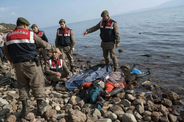 V Egejském moři našlo smrt 33 uprchlíků. Utonuli při cestě z Turecka na řecký ostrov Lesbos.