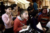 Uprchlíci „zaseknutí“ v Řecku mají už i školu. Děti neumí ani arabský pravopis