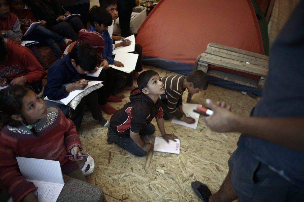 V Idomeni vznikla stanová škola pro dětské běžence, kteří se učí například anglicky a německy.