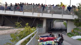 Uprchlíci spící na německo-rakouské hranici