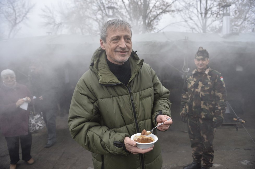Ministr obrany na inspekci v Maďarsku. Plot je dostavěn, Maďaři se naučili vařit v českých polních kuchyních, čeští vojáci se příští týden mohou vrátit domů.