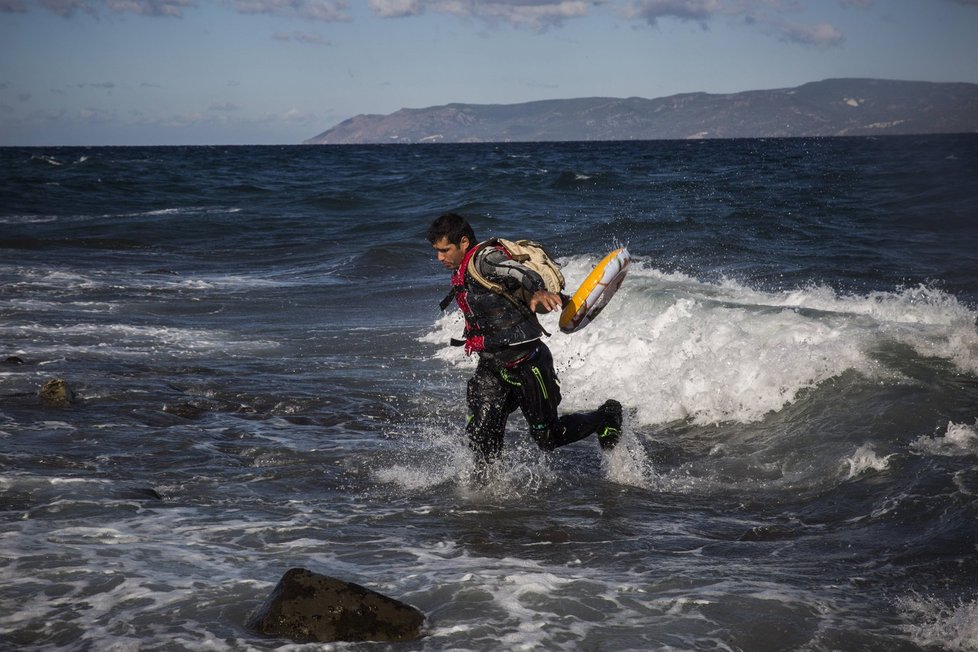 U ostrova Lesbos ztroskotala dřevěná loď. Zahynulo 11 dětí.