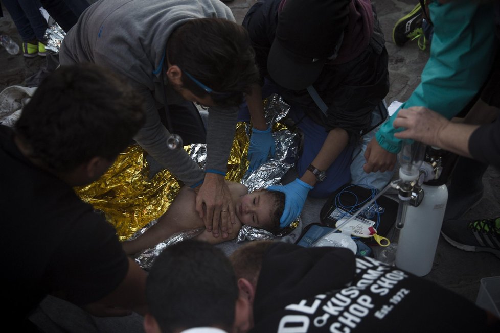 U ostrova Lesbos ztroskotala dřevěná loď. Zahynulo 11 dětí.