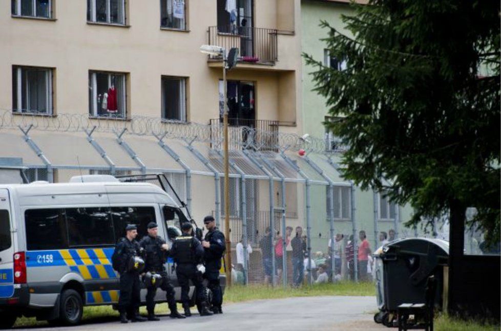 Stovky migrantů jsou nyní v uprchlickém zařízení v Bělé pod Bezdězem. Za ostnatým drátem a pod bedlivým dohledem policie.