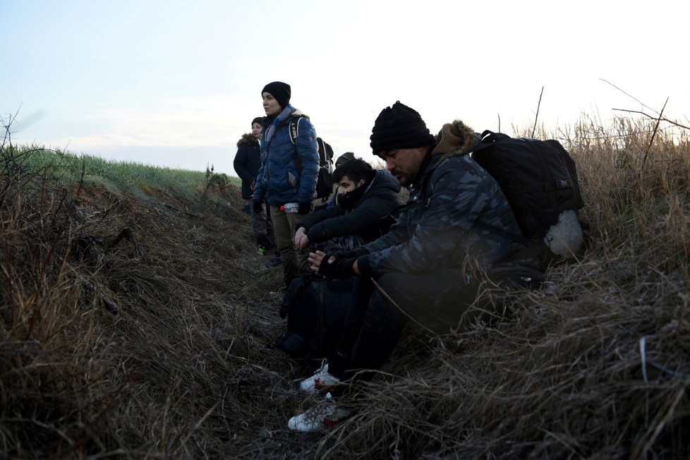 Na hranici Turecka s Řeckem roste napětí od doby, kdy tam začaly proudit tisíce migrantů po oznámení Ankary, že hranice jsou otevřené. Údajně jeden člověk zemřel, řecká vláda to však popírá.