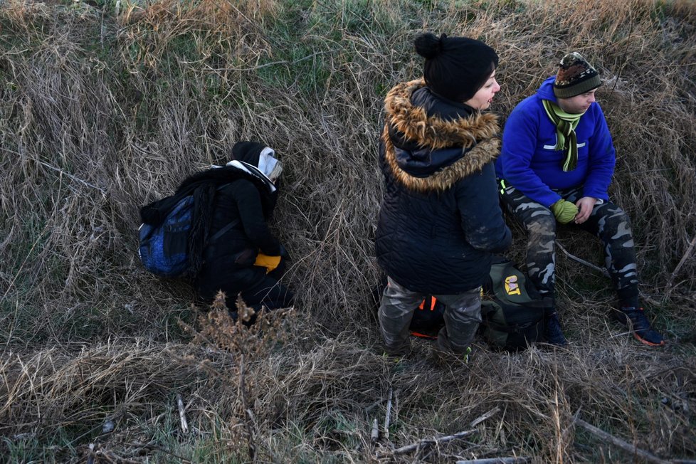 Na hranici Turecka s Řeckem roste napětí od doby, kdy tam začaly proudit tisíce migrantů po oznámení Ankary, že hranice jsou otevřené. Údajně jeden člověk zemřel, řecká vláda to však popírá.