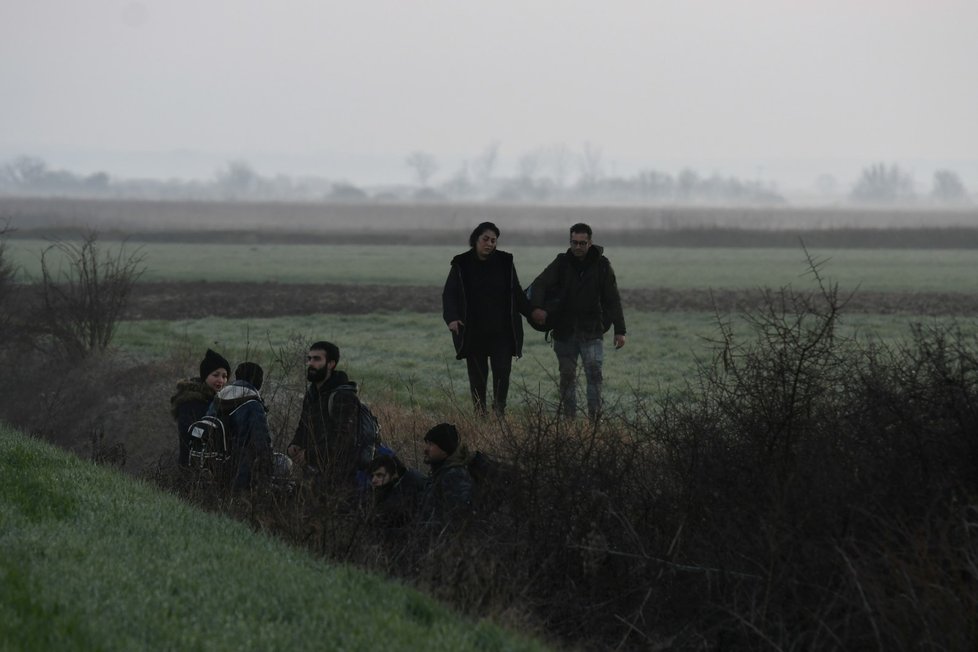 Na hranici Turecka s Řeckem roste napětí od doby, kdy tam začaly proudit tisíce migrantů po oznámení Ankary, že hranice jsou otevřené. Údajně jeden člověk zemřel, řecká vláda to však popírá.