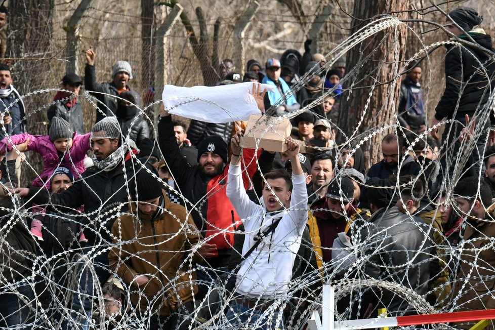 Na hranici Turecka s Řeckem roste napětí od doby, kdy tam začaly proudit tisíce migrantů po oznámení Ankary, že hranice jsou otevřené. Údajně jeden člověk zemřel, řecká vláda to však popírá.