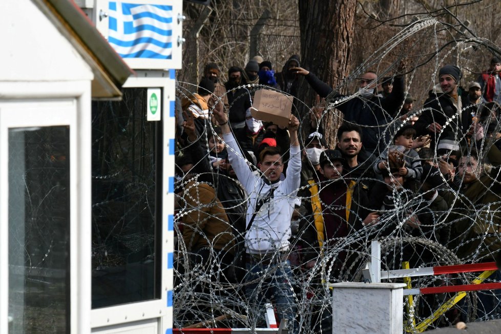Na hranici Turecka s Řeckem roste napětí od doby, kdy tam začaly proudit tisíce migrantů po oznámení Ankary, že hranice jsou otevřené. Údajně jeden člověk zemřel, řecká vláda to však popírá.