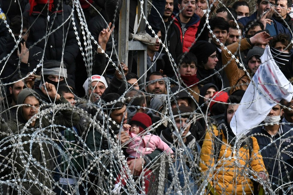 Na hranici Turecka s Řeckem roste napětí od doby, kdy tam začaly proudit tisíce migrantů po oznámení Ankary, že hranice jsou otevřené. Údajně jeden člověk zemřel, řecká vláda to však popírá.