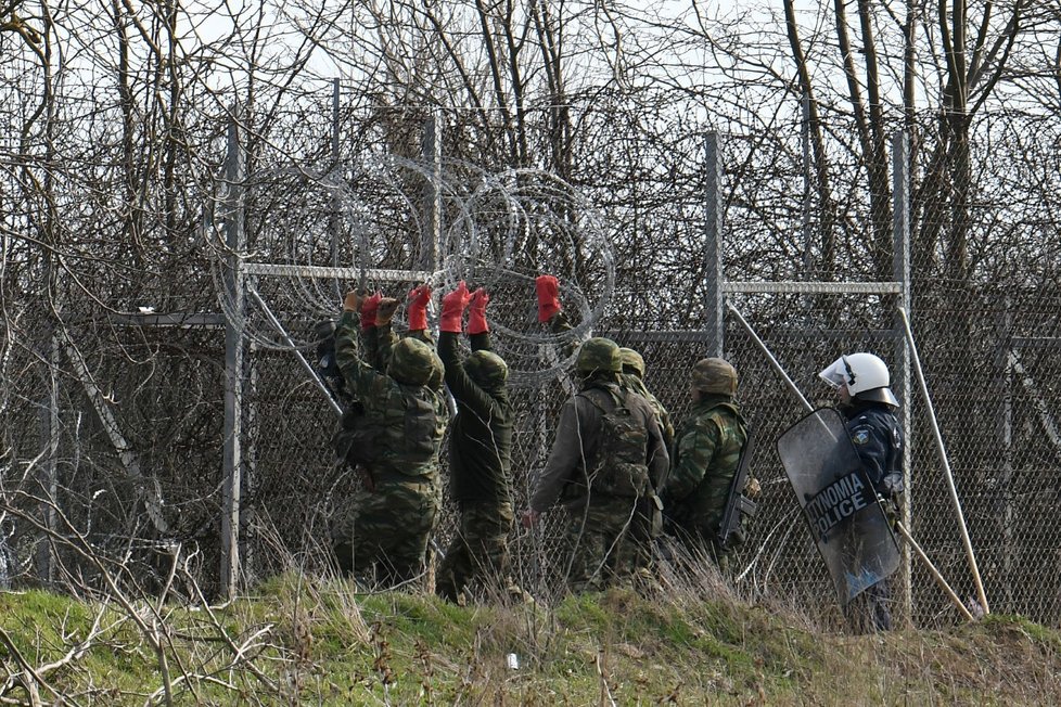 Na hranici Turecka s Řeckem roste napětí od doby, kdy tam začaly proudit tisíce migrantů po oznámení Ankary, že hranice jsou otevřené. Údajně jeden člověk zemřel, řecká vláda to však popírá.