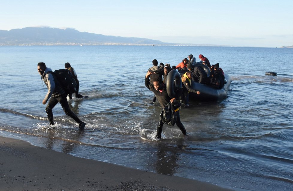 Na hranici Turecka s Řeckem roste napětí od doby, kdy tam začaly proudit tisíce migrantů po oznámení Ankary, že hranice jsou otevřené. Údajně jeden člověk zemřel, řecká vláda to však popírá.