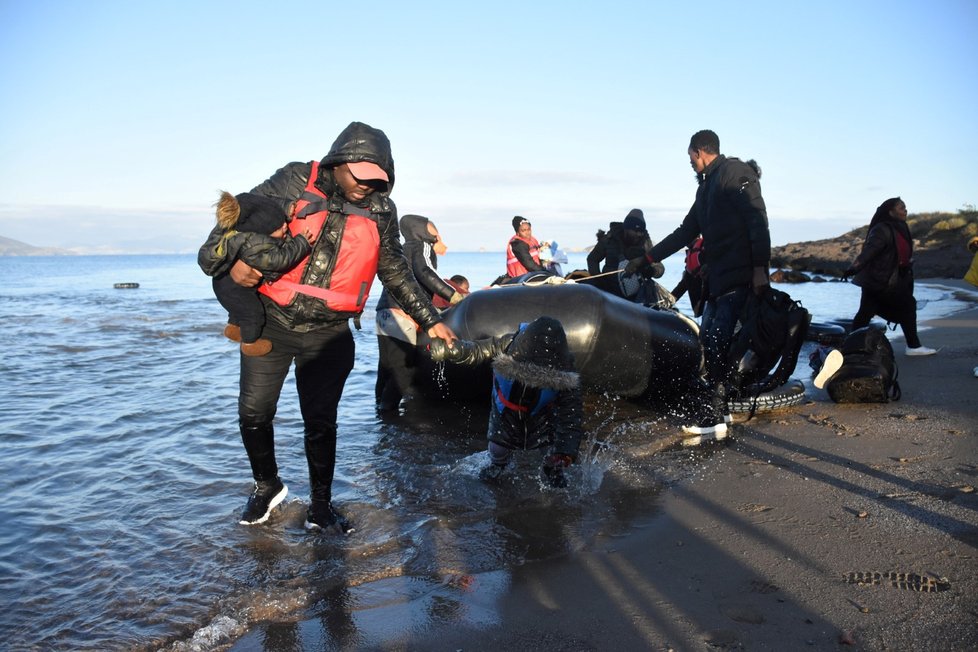 Na hranici Turecka s Řeckem roste napětí od doby, kdy tam začaly proudit tisíce migrantů po oznámení Ankary, že hranice jsou otevřené. Údajně jeden člověk zemřel, řecká vláda to však popírá.