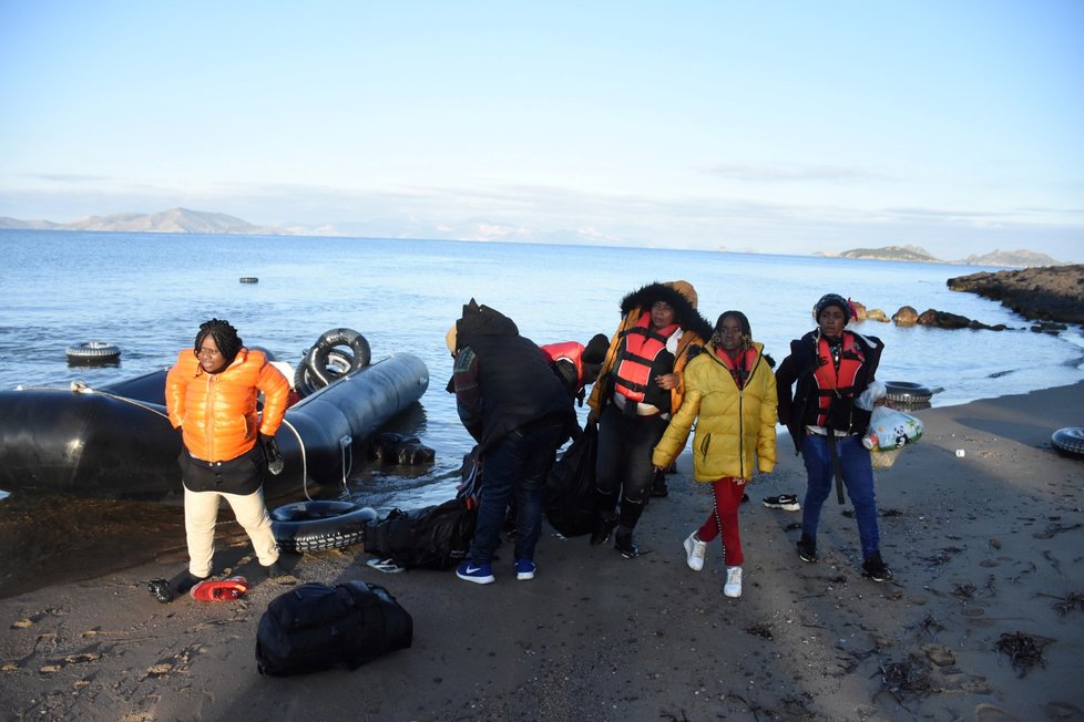 Na hranici Turecka s Řeckem roste napětí od doby, kdy tam začaly proudit tisíce migrantů po oznámení Ankary, že hranice jsou otevřené. Údajně jeden člověk zemřel, řecká vláda to však popírá.