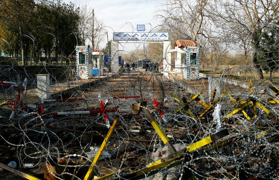 Na hranici Turecka s Řeckem roste napětí od doby, kdy tam začaly proudit tisíce migrantů po oznámení Ankary, že hranice jsou otevřené. Údajně jeden člověk zemřel, řecká vláda to však popírá.