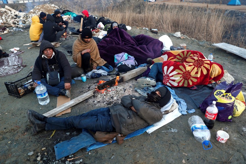 Na hranici Turecka s Řeckem roste napětí od doby, kdy tam začaly proudit tisíce migrantů po oznámení Ankary, že hranice jsou otevřené. Údajně jeden člověk zemřel, řecká vláda to však popírá.
