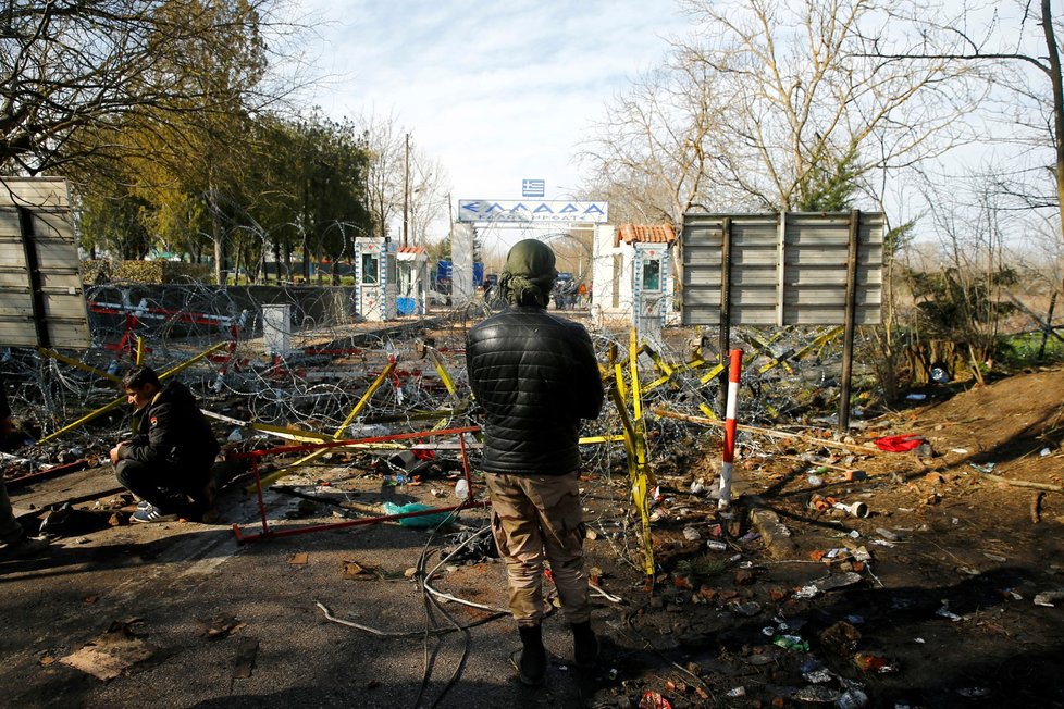 Na hranici Turecka s Řeckem roste napětí od doby, kdy tam začaly proudit tisíce migrantů po oznámení Ankary, že hranice jsou otevřené. Údajně jeden člověk zemřel, řecká vláda to však popírá.