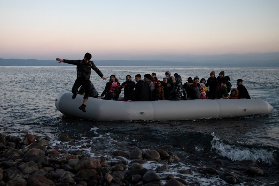 Na hranici Turecka s Řeckem roste napětí od doby, kdy tam začaly proudit tisíce migrantů po oznámení Ankary, že hranice jsou otevřené. Údajně jeden člověk zemřel, řecká vláda to však popírá.