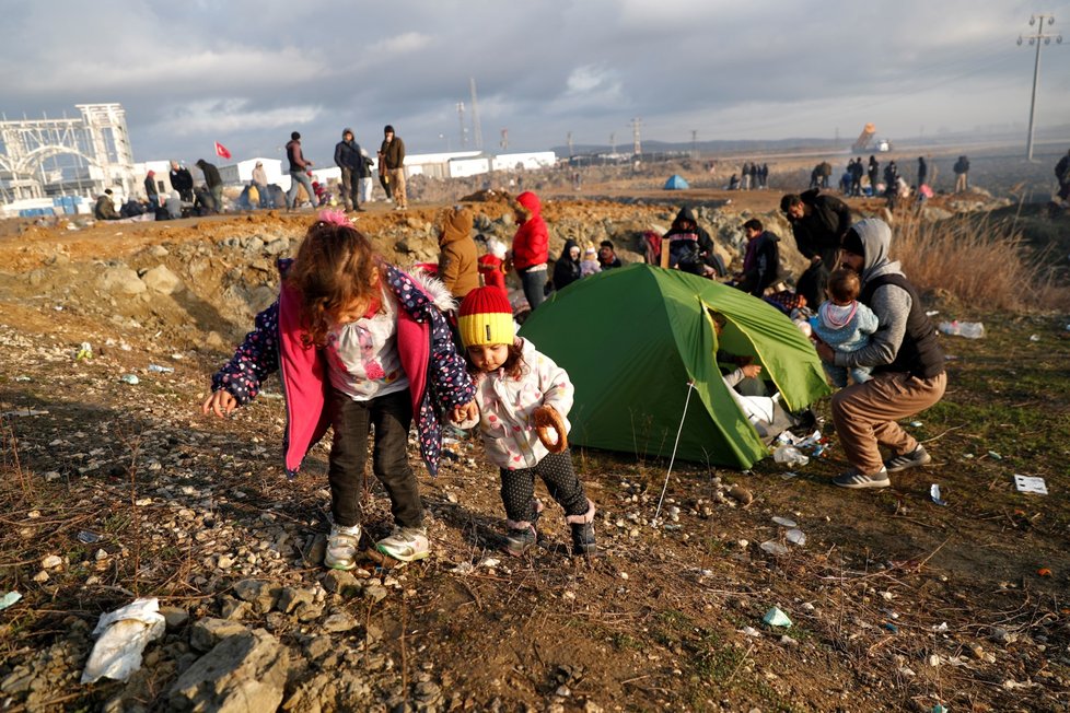 Na hranici Turecka s Řeckem roste napětí od doby, kdy tam začaly proudit tisíce migrantů po oznámení Ankary, že hranice jsou otevřené. Údajně jeden člověk zemřel, řecká vláda to však popírá.