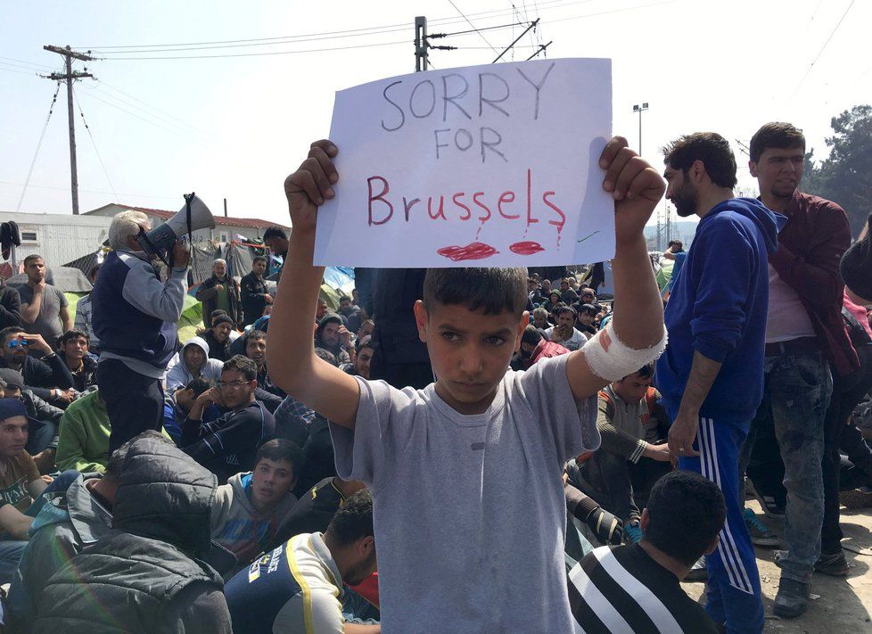 Nejsme všichni teroristé! Uprchlíci z Řecka vyjadřují soustrast lidem v Bruselu.