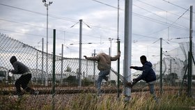 Běženci v Calais jsou hrozbou pro celou Evropu, říká Francie a Británie.