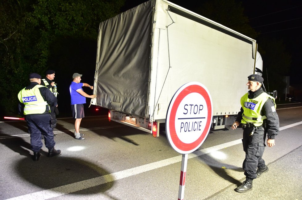 Policie v noci zadržela na česko-slovenských hranicích 120 uprchlíků a 7 převaděčů