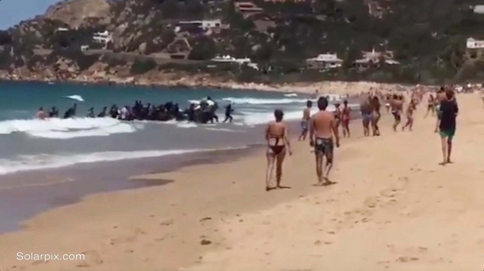 Desítky migrantů připluly ke španělskému pobřeží v nafukovacím člunu. Než na místo dorazila policie, byli pryč.