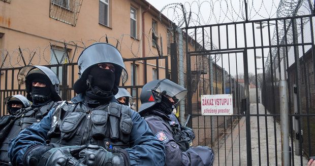 S nastávajícím koncem roku je v českých detenčních zařízeních rekordně málo běženců. Ministerstvo proto naplánovalo opravy a zrušilo záměr vybudovat další středisko v Králíkách na Orlickoústecku.