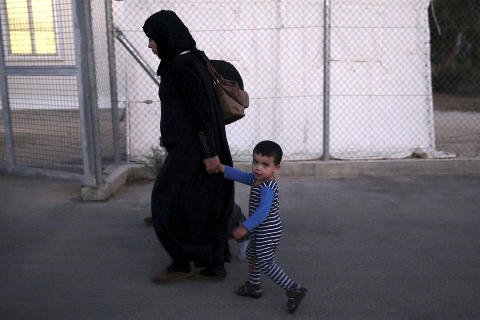 Uprchlický chlapec s matkou v zařízení pro migranty na Kypru