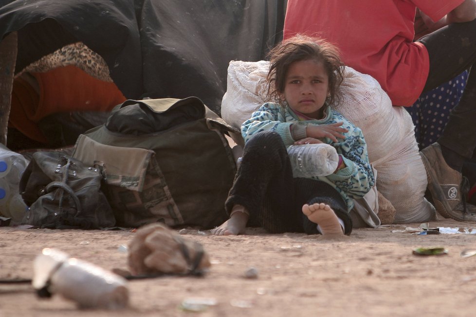 Uprchlické děti odpočívají v Iráku poté, co prchly z oblasti ovládané Islámským státem.