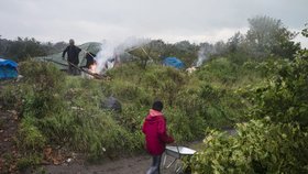 Slumové městečko „Džungle“ plné uprchlíků poblíž francouzského přístavu Calais se stále rozrůstá. Ke konci října tam bylo až 6 000 migrantů.