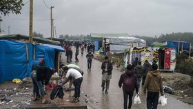 Sexuální vykořisťování uprchlíků v Calais: Dobrovolníci spí i s dětmi.