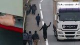 Kamioňák se pochlubil štítem proti migrantům. Muslimy má odradit vepřové