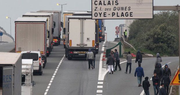 Britové chtějí stavět protiuprchlickou zeď: V Calais „obrní“ dálnici