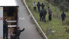 Prostoje řidičů v kolonách, objízdné trasy, opožděné dodávky... Spediční firmy sčítají po „uprchlickém“ létě finanční ztráty.