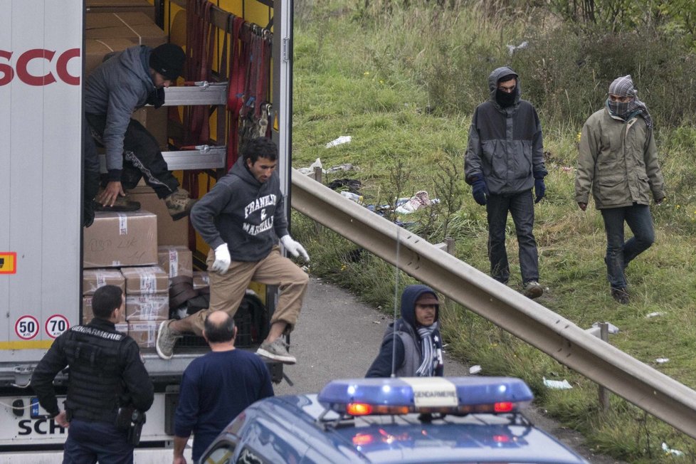 Už několik let migranti doufají, že se z Calais dostanou ilegálně do Británie na nákladních automobilech nebo vlakem skrze Eurotunel.