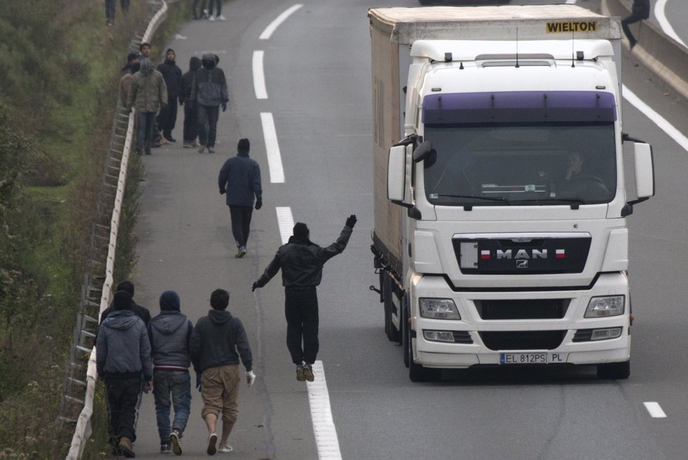 Už několik let migranti doufají, že se z Calais dostanou ilegálně do Británie na nákladních automobilech nebo vlakem skrze Eurotunel.