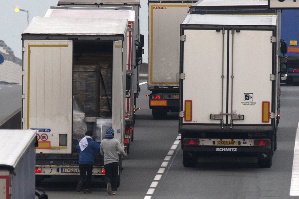 Ve Francii se řidiči kamiónů bojí, kromě převaděčů řádí i zloději
