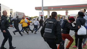 Francouzská policie zasahuje nedaleko přístavu Calais, odkud se migranti snaží dostat do Velké Británie.