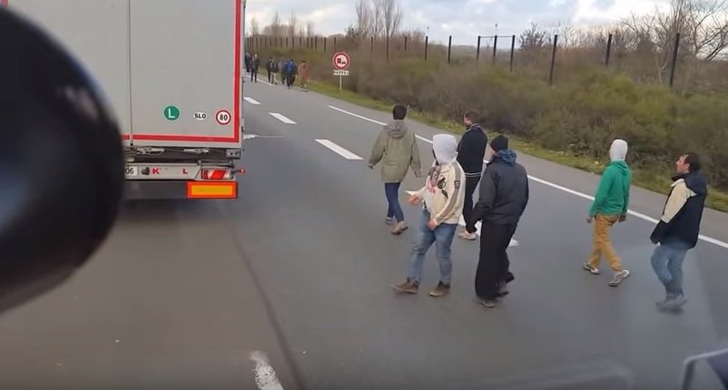Útoky migrantů na kamiony nejsou v Calais ničím neobvyklým. Někteří řidiči do nich už najížděli.