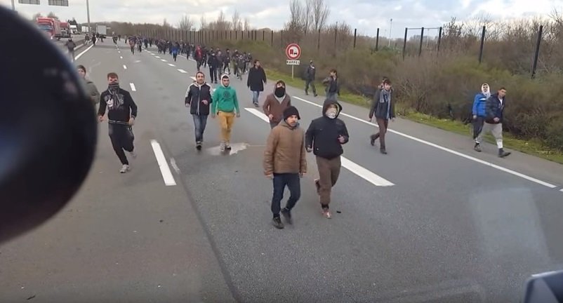 Útoky migrantů na kamiony nejsou v Calais ničím neobvyklým. Někteří řidiči do nich už najížděli.